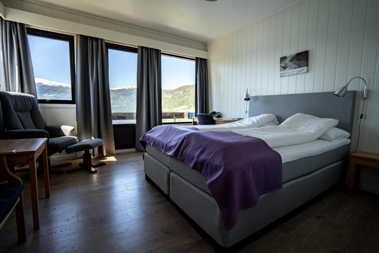 Innvik Fjordhotell Buitenkant foto