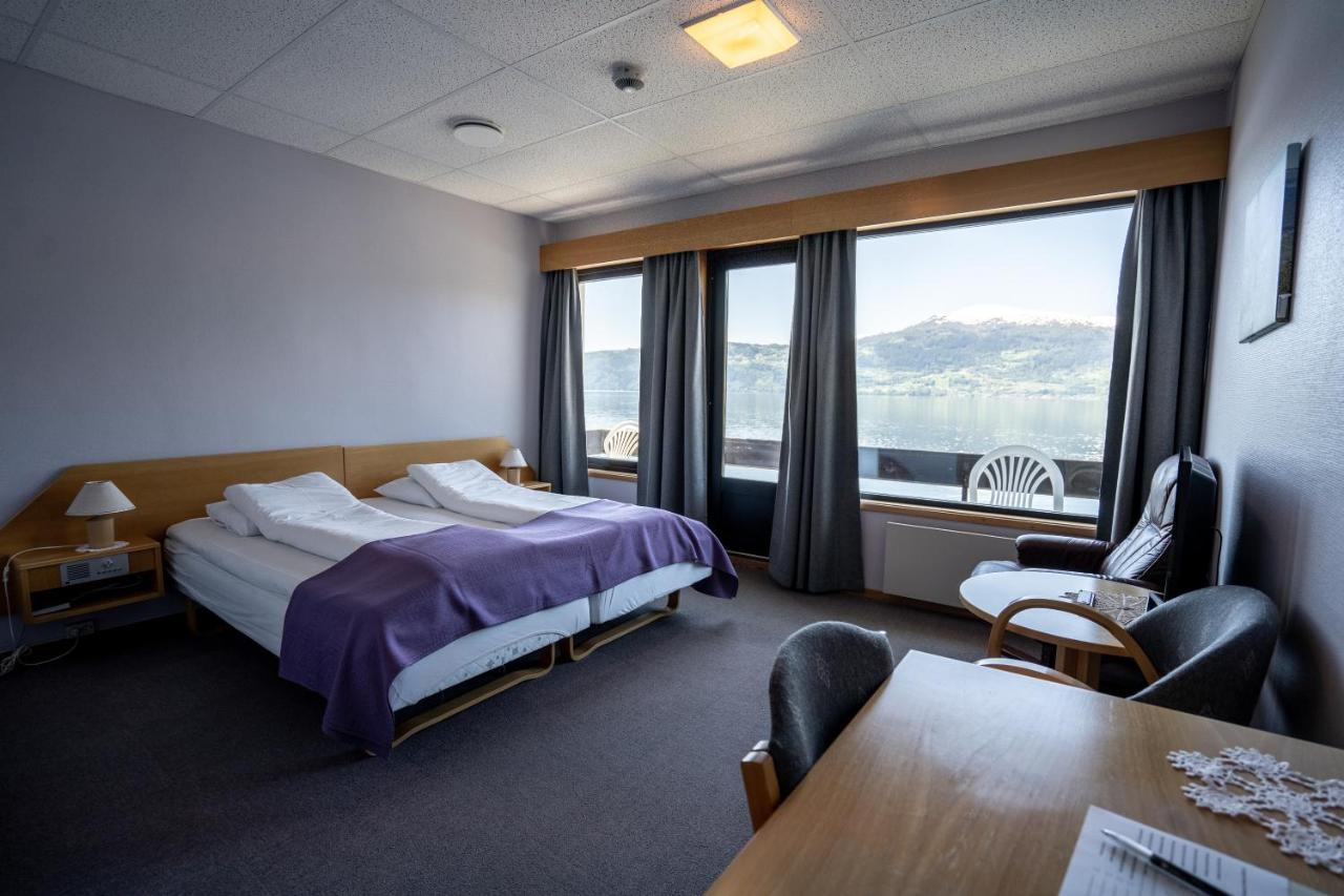 Innvik Fjordhotell Buitenkant foto