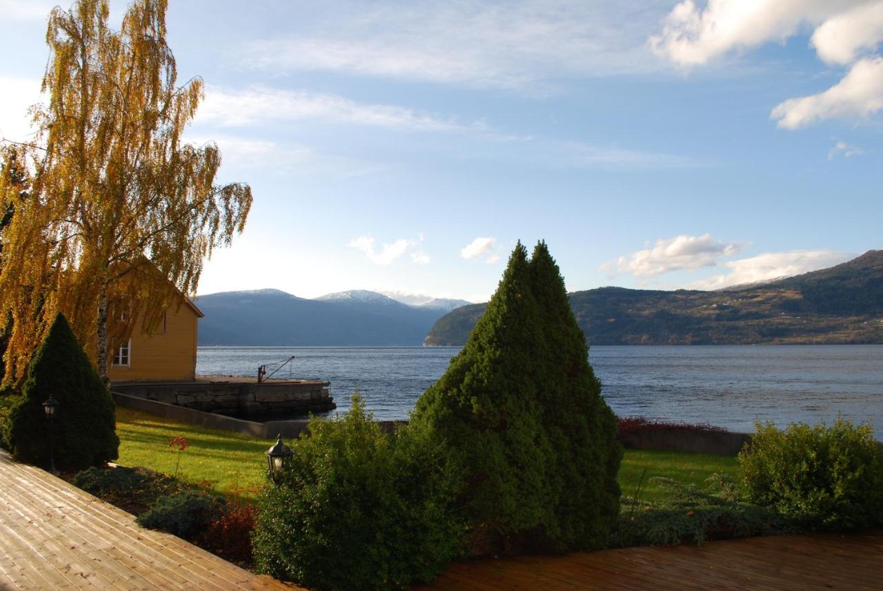 Innvik Fjordhotell Buitenkant foto