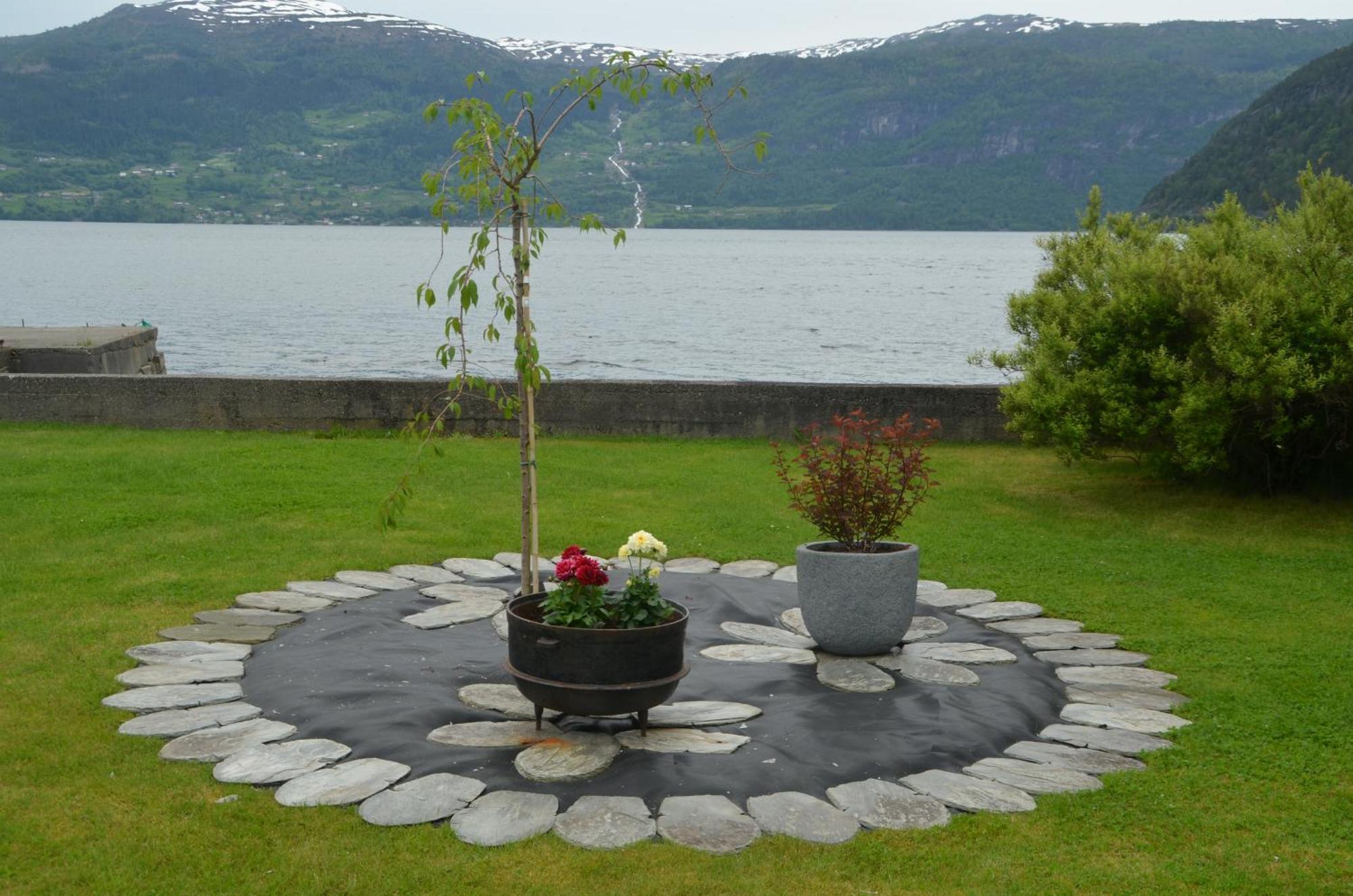Innvik Fjordhotell Buitenkant foto