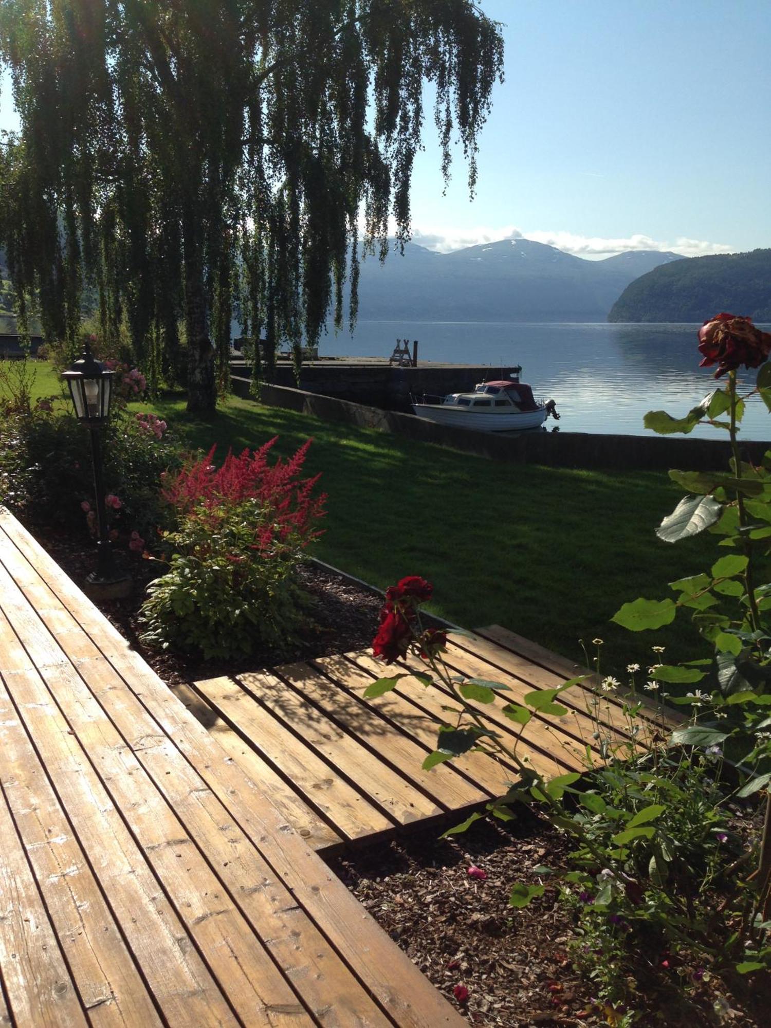 Innvik Fjordhotell Buitenkant foto