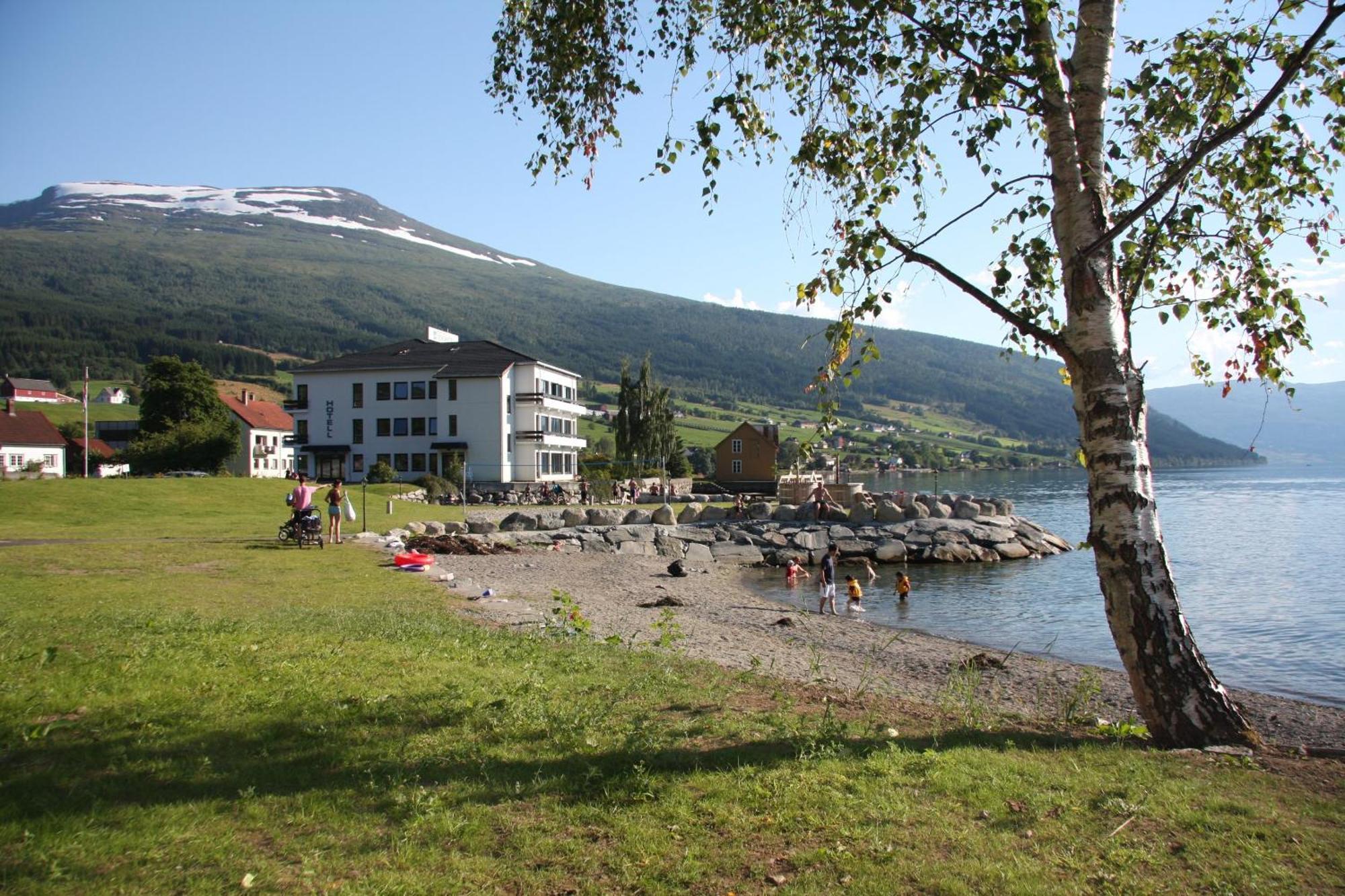 Innvik Fjordhotell Buitenkant foto