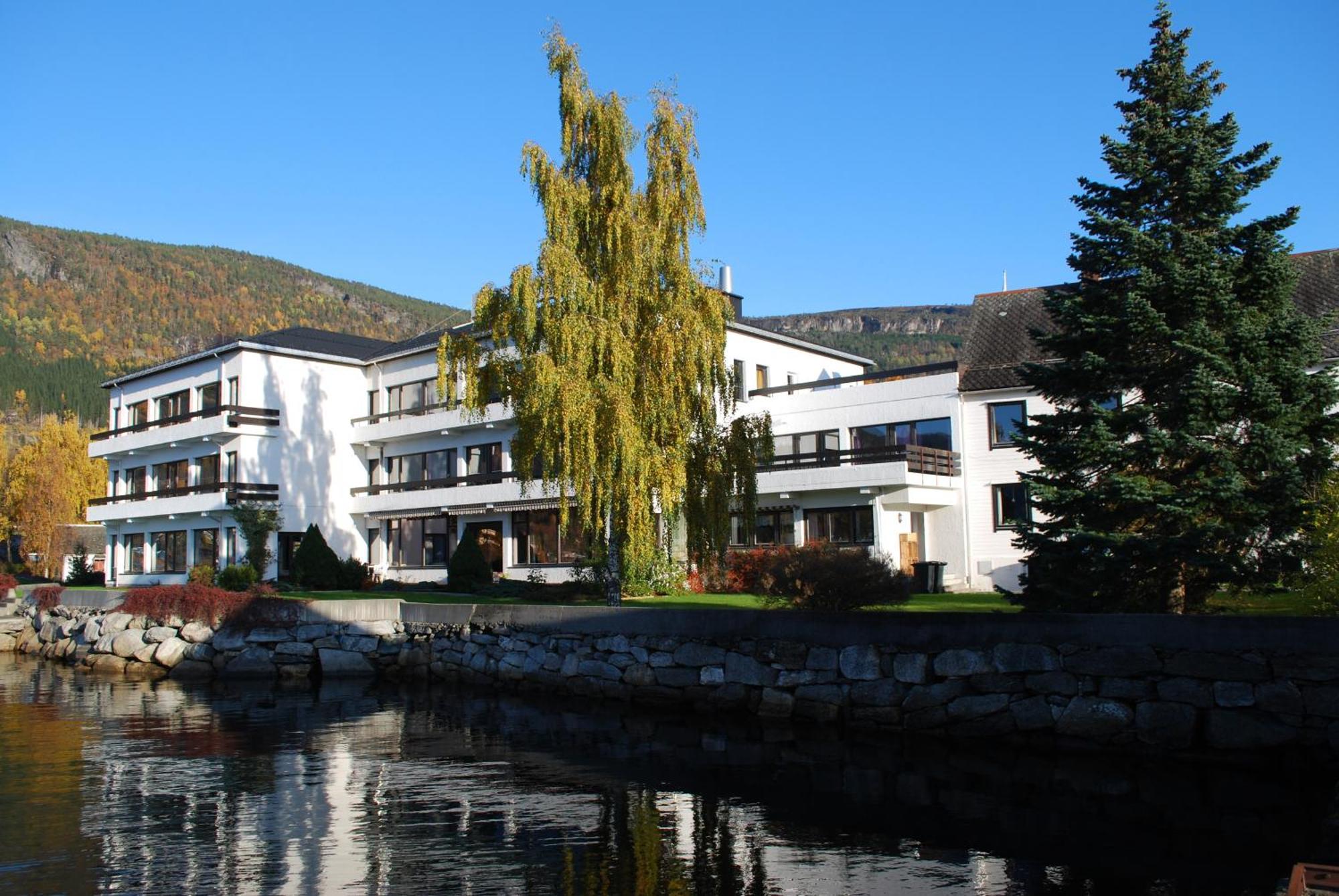 Innvik Fjordhotell Buitenkant foto