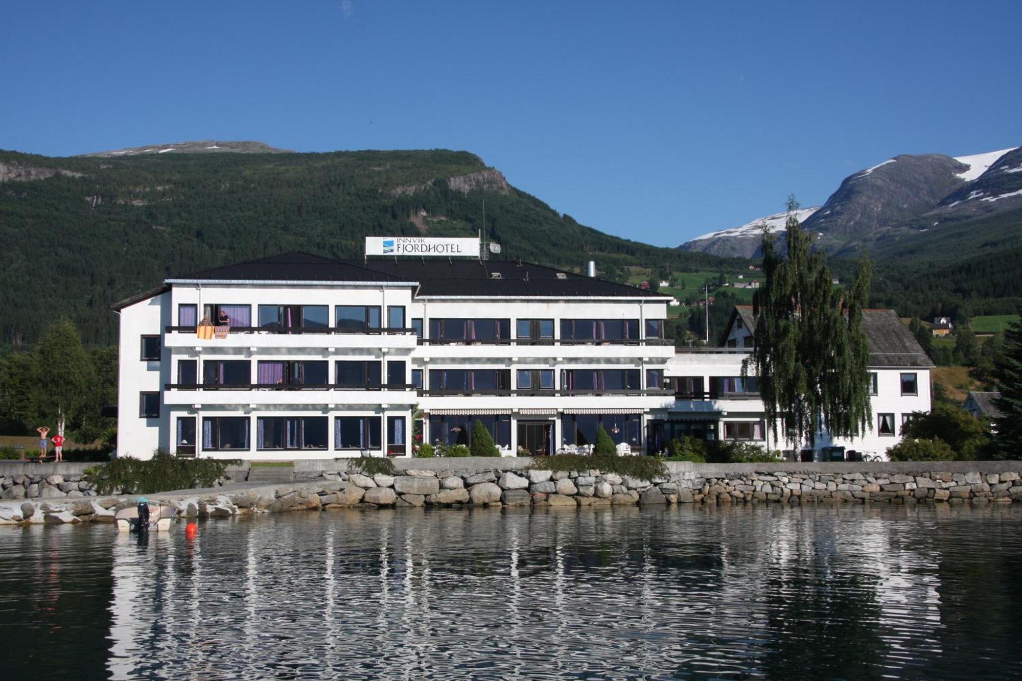 Innvik Fjordhotell Buitenkant foto