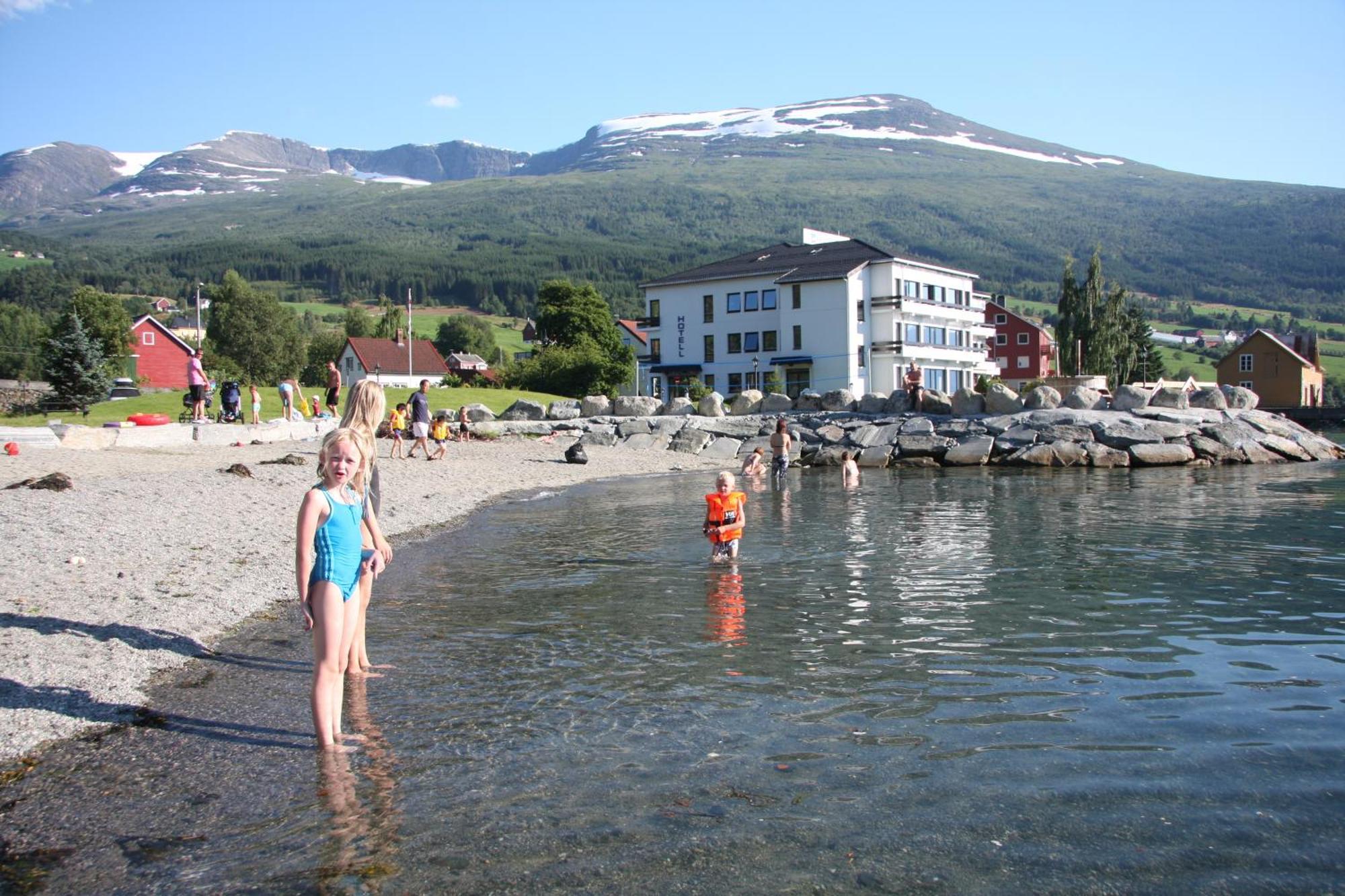 Innvik Fjordhotell Buitenkant foto